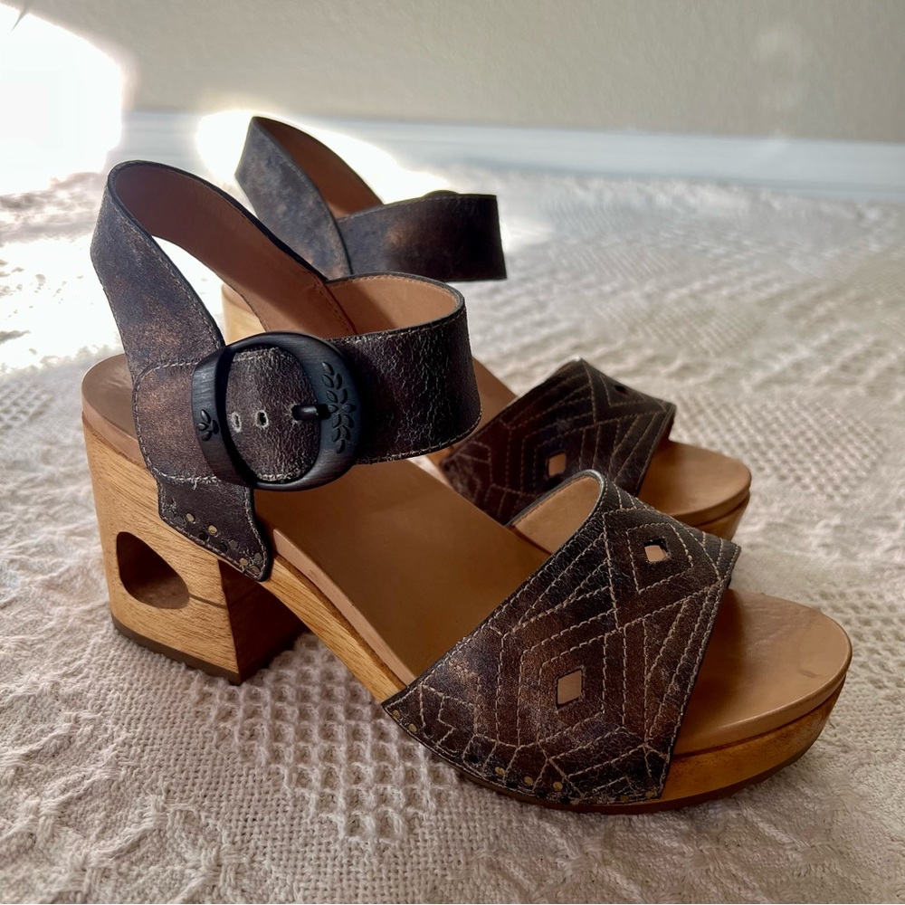 Dansko Odele Metallic Wood Block Heel Sandal Buckle Strap Adjustable Size 39 - Picture 3 of 15